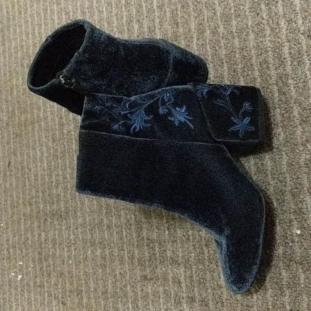 Kenneth Cole NY Floral Embroidered Renna Blue Velvet Booties 👢